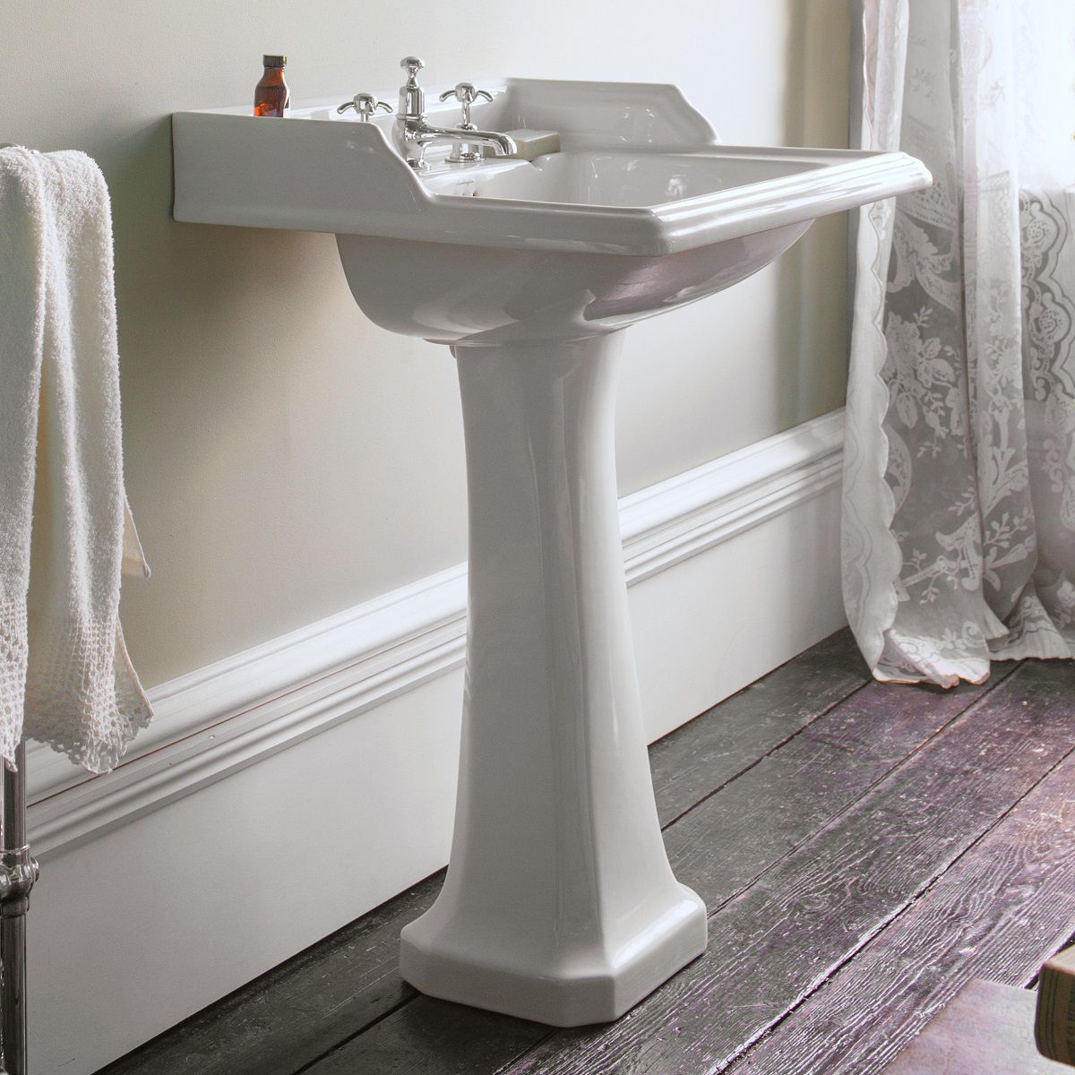 image example of a traditional style basin