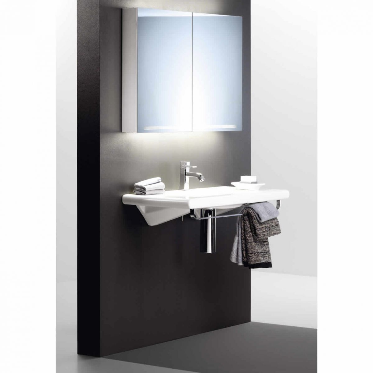 picture of a mirrored bathroom cabinet