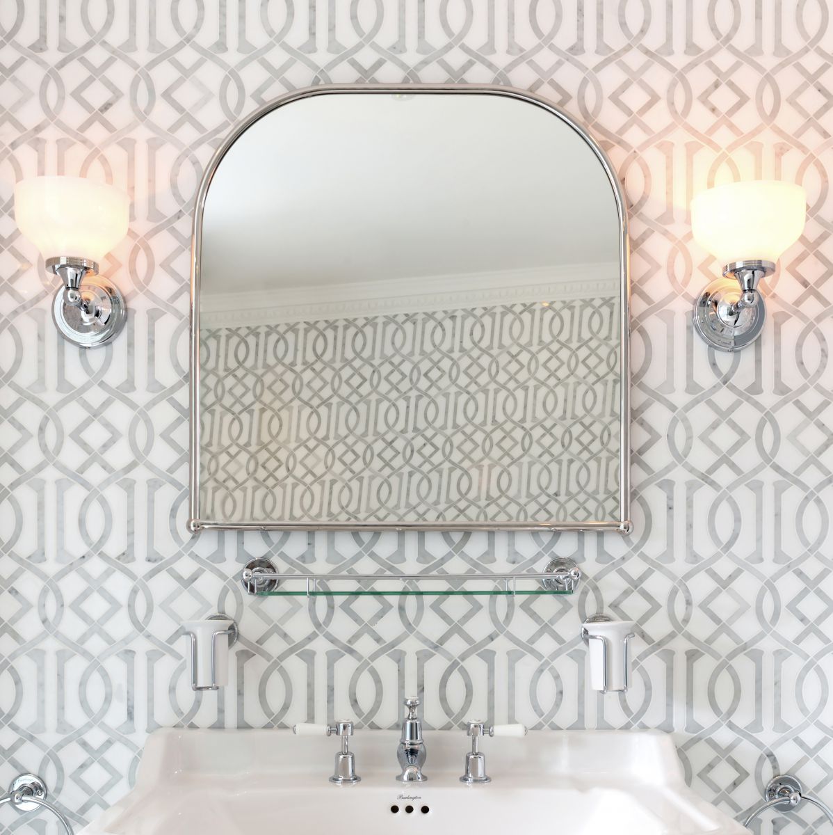 picture of a standard bathroom mirror