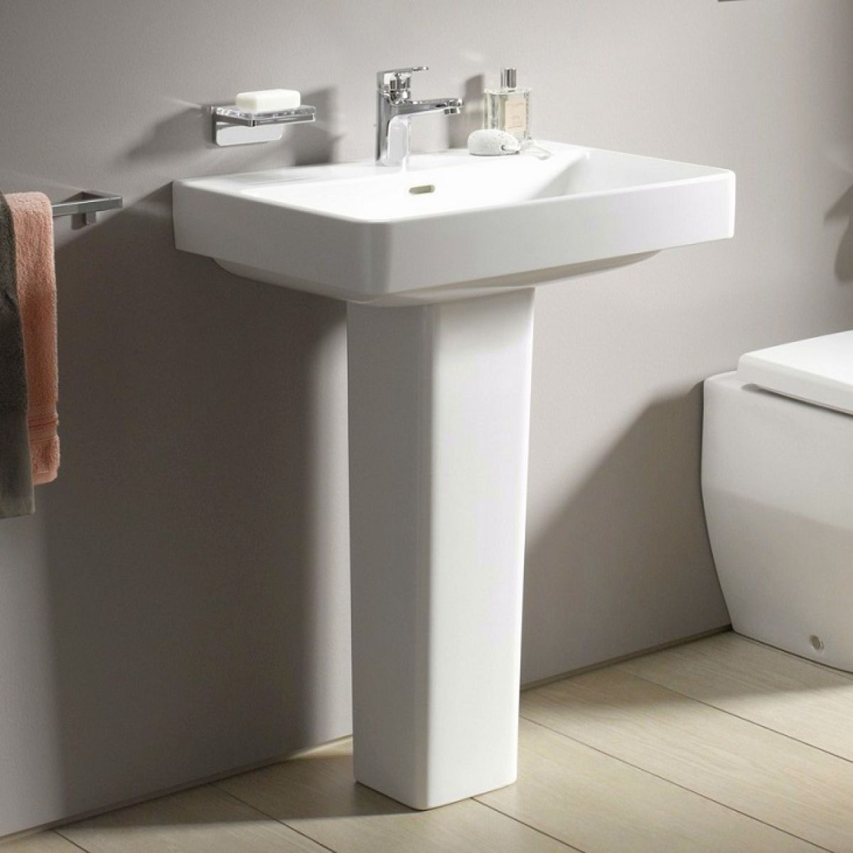 image example of a pedestal bathroom sink